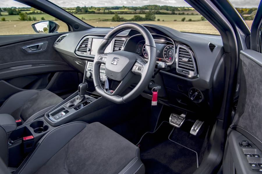 Интерьер Seat Leon ST Cupra Carbon Edition 2018 года  (UK) (фото 13 из 13)